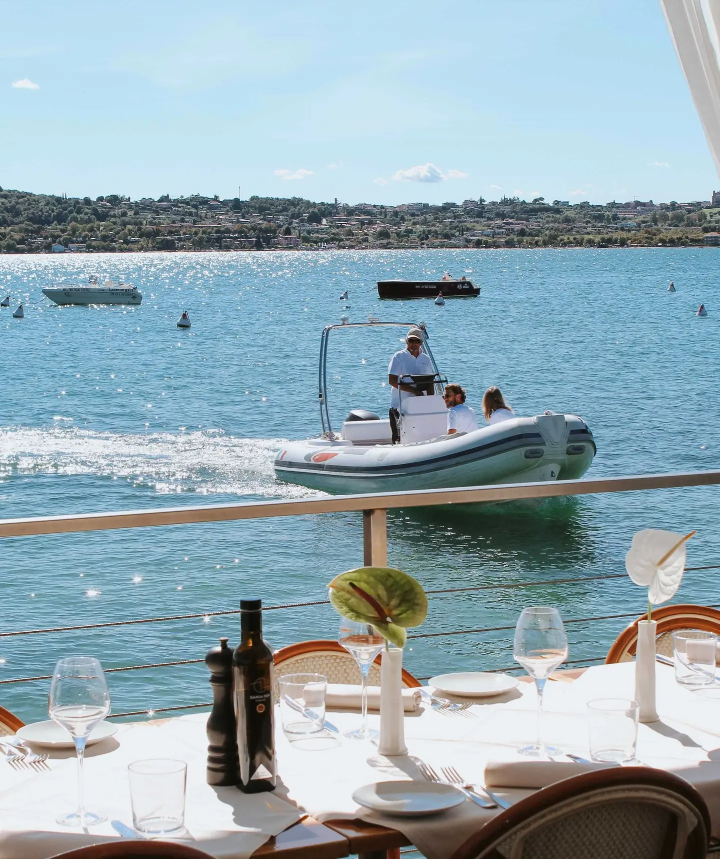 Il tender dell'hotel con il capitano in navigazione