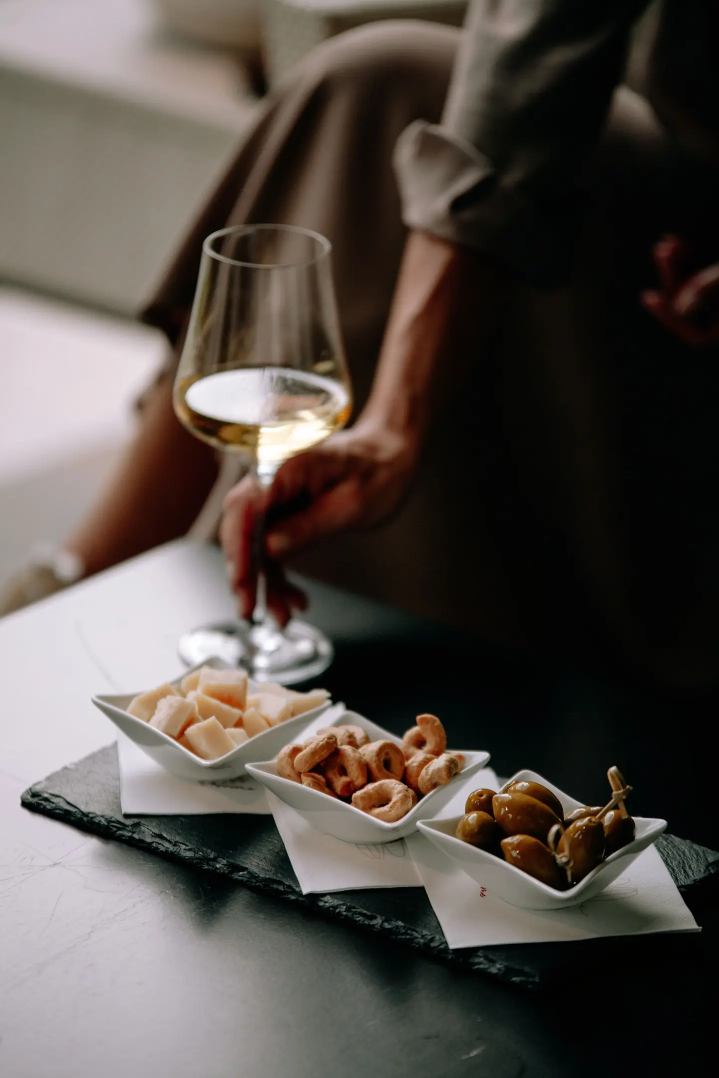 Calice di vino bianco e stuzzichini