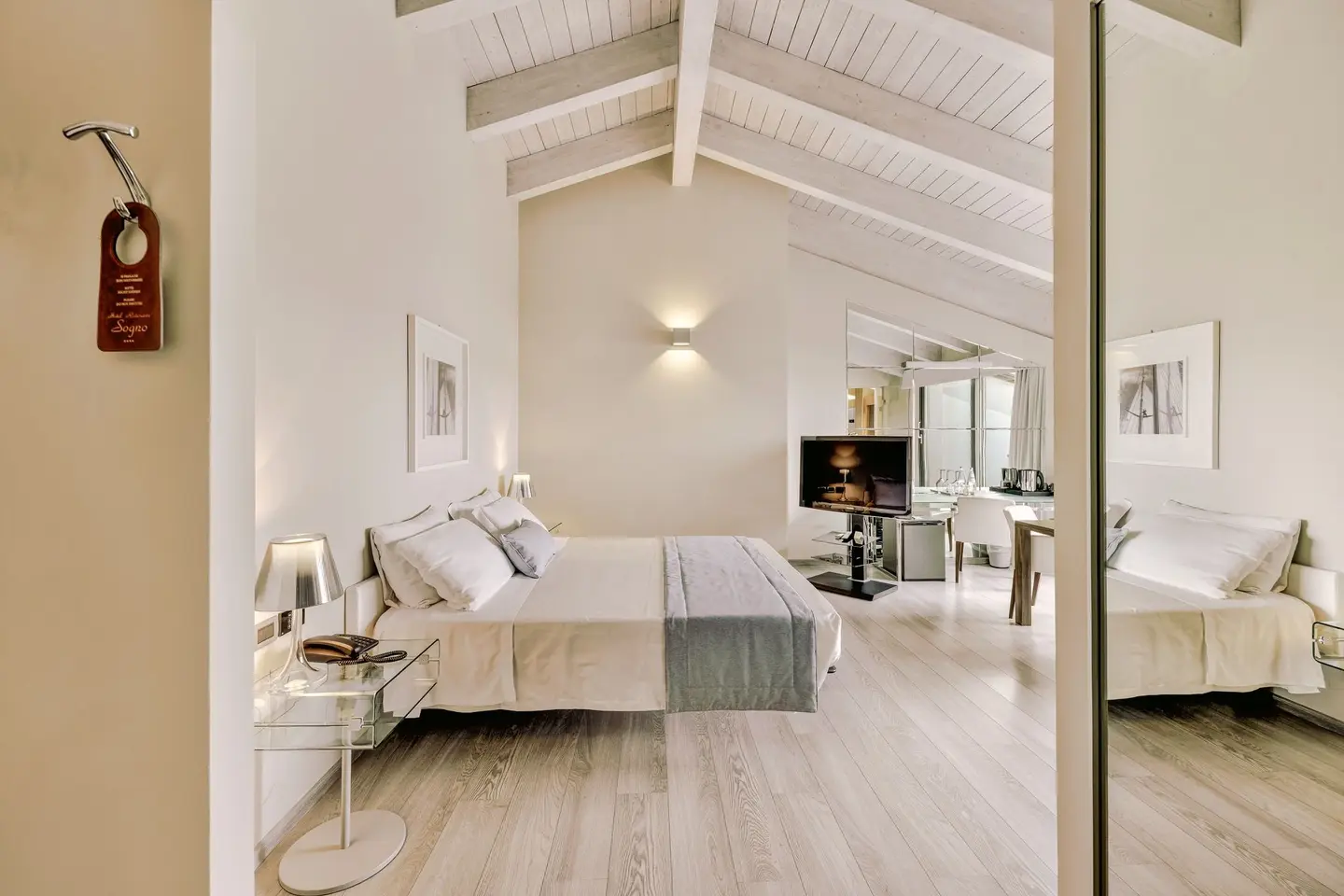 Suite Aria con travi bianche a vista e letto matrimoniale