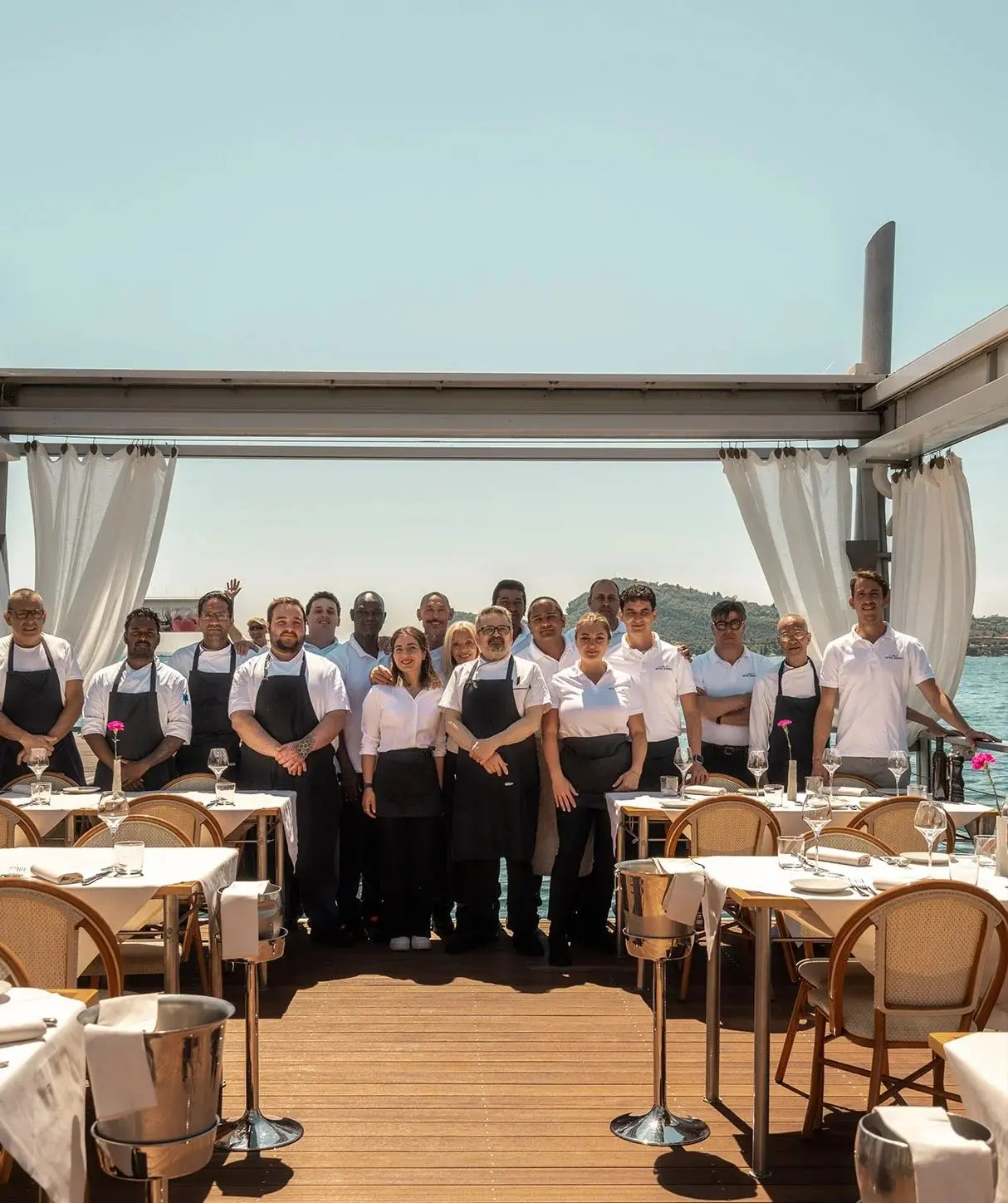 La squadra della cucina e della sala sulla terrazza