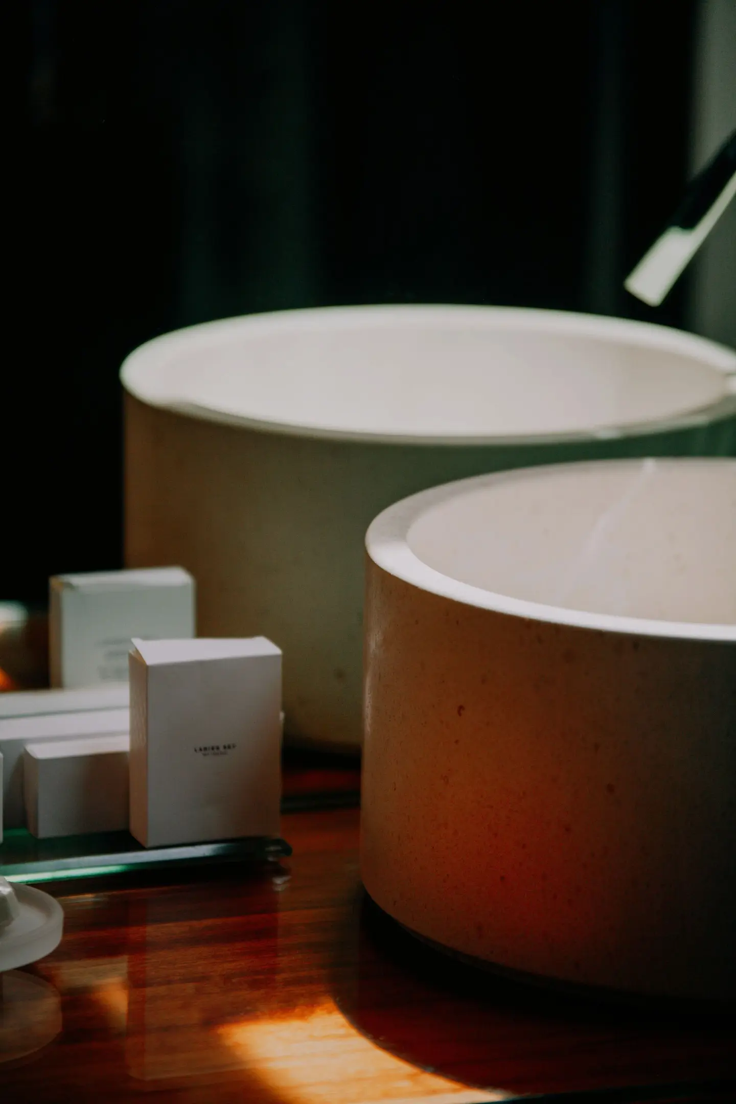 Lavabi in ceramica e prodotti di cortesia in un bagno