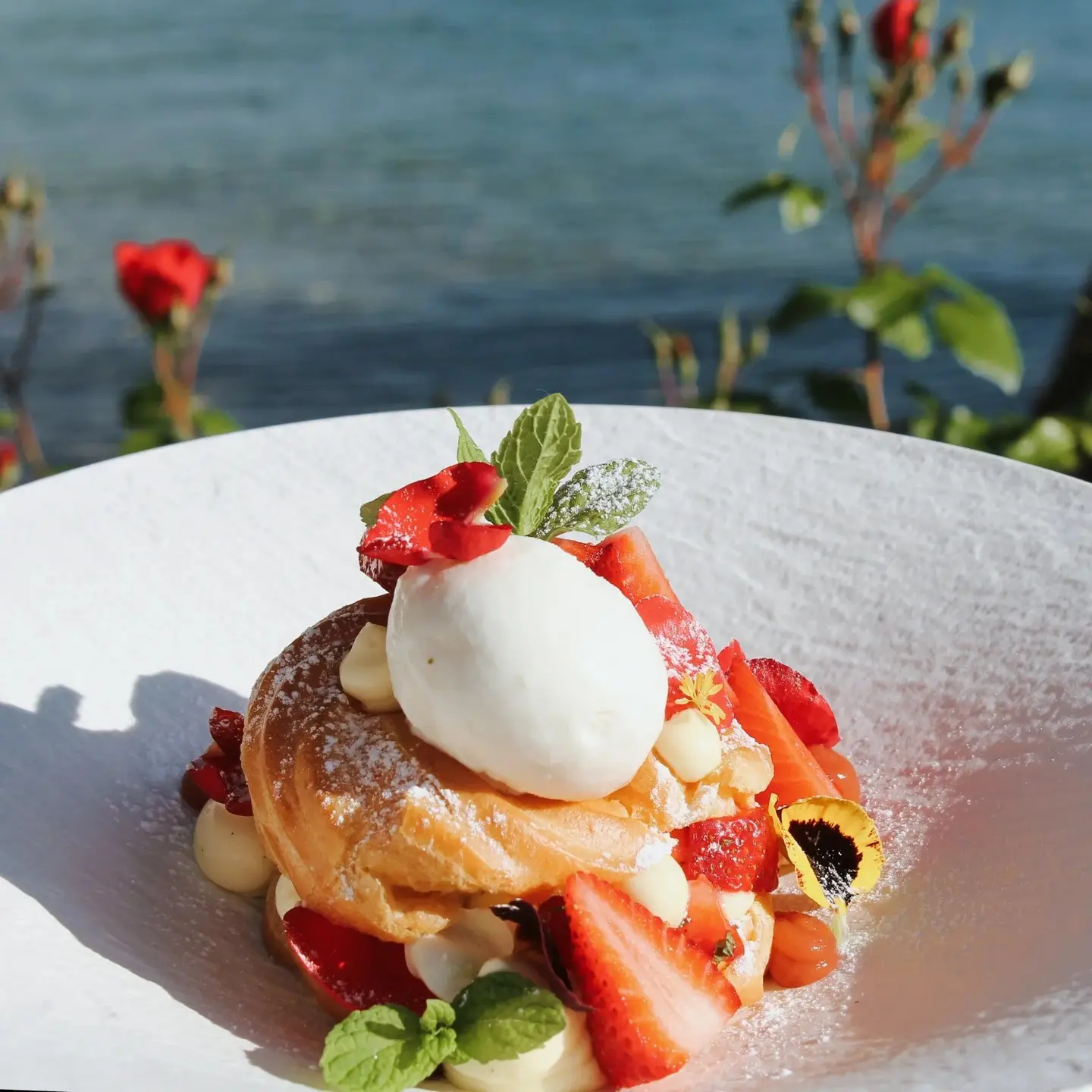 Dolce con fragole e crema, davanti al lago