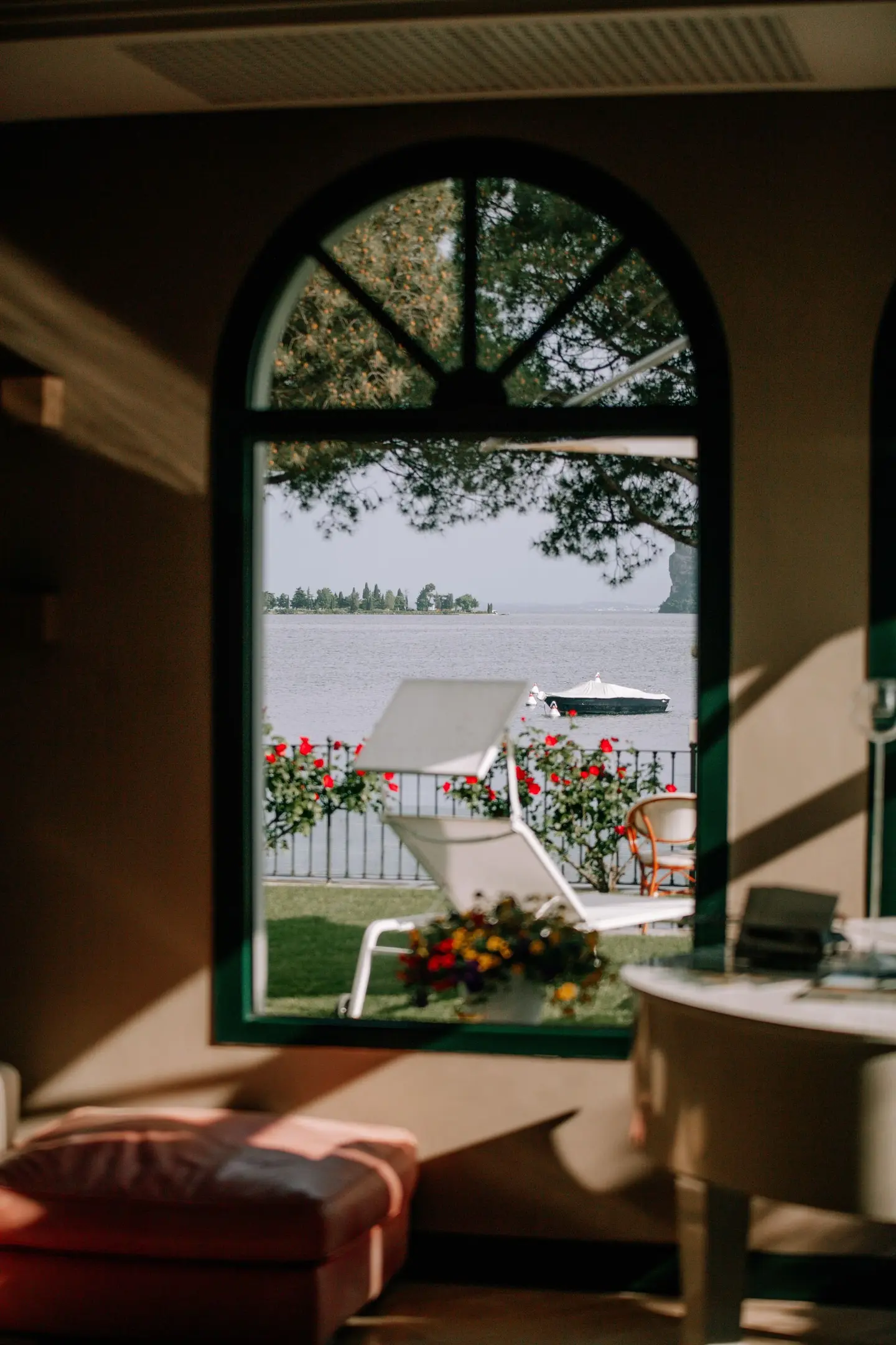 Finestra ad arco affacciata sul giardino e sul lago
