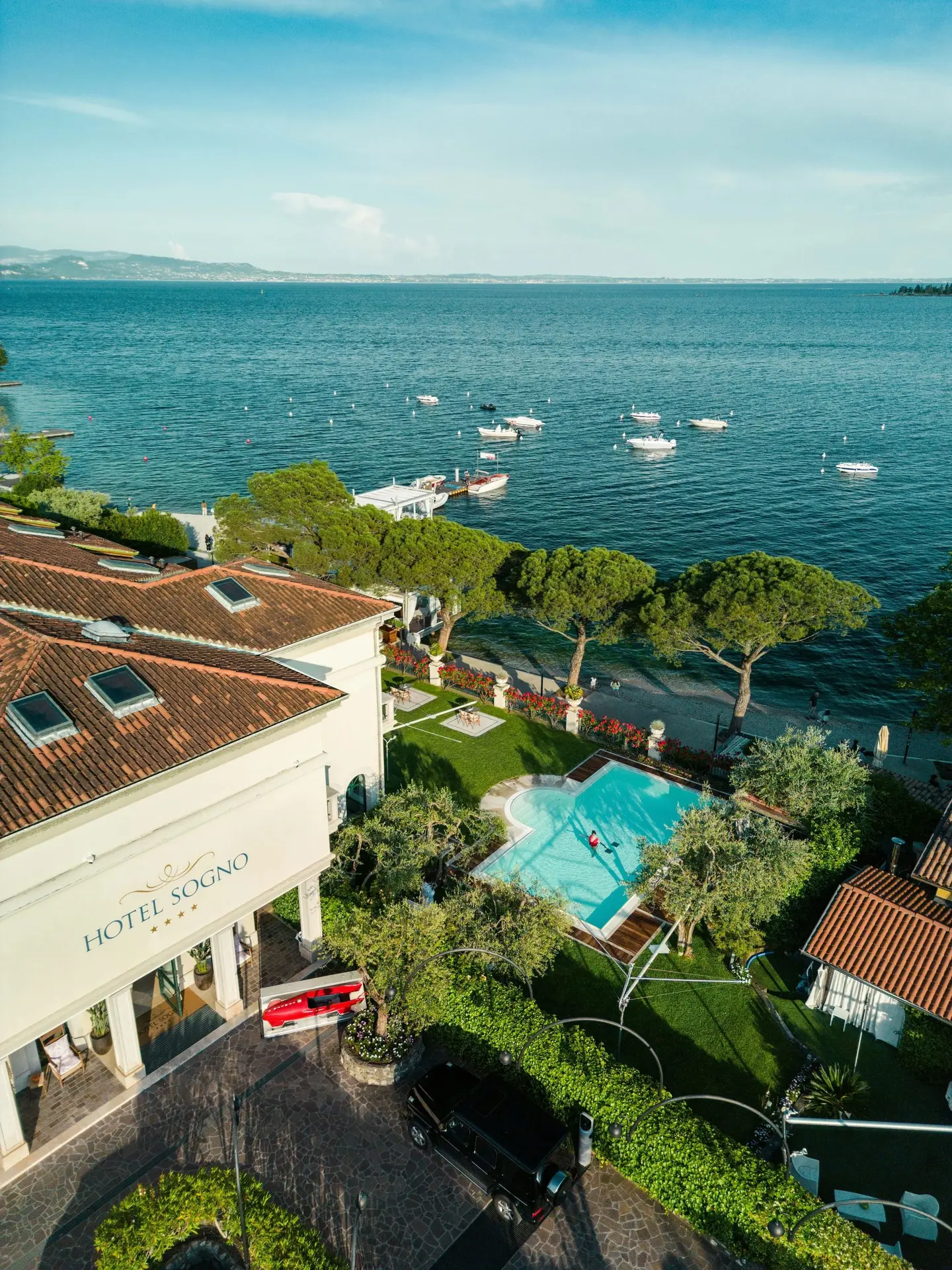 L'Hotel Sogno visto dall'alto, con la piscina, il giardino e il lago