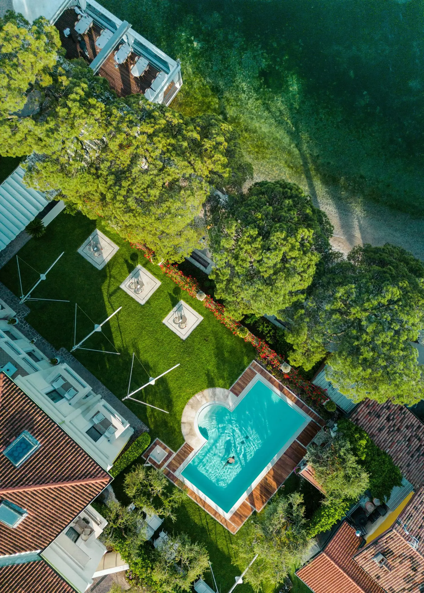 La piscina e il giardino dell'hotel visti dall'alto