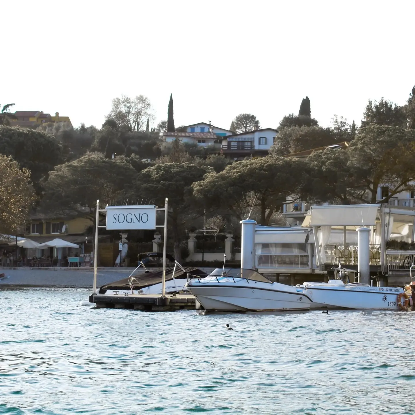 L'insegna Sogno e il pontile visti dall'acqua