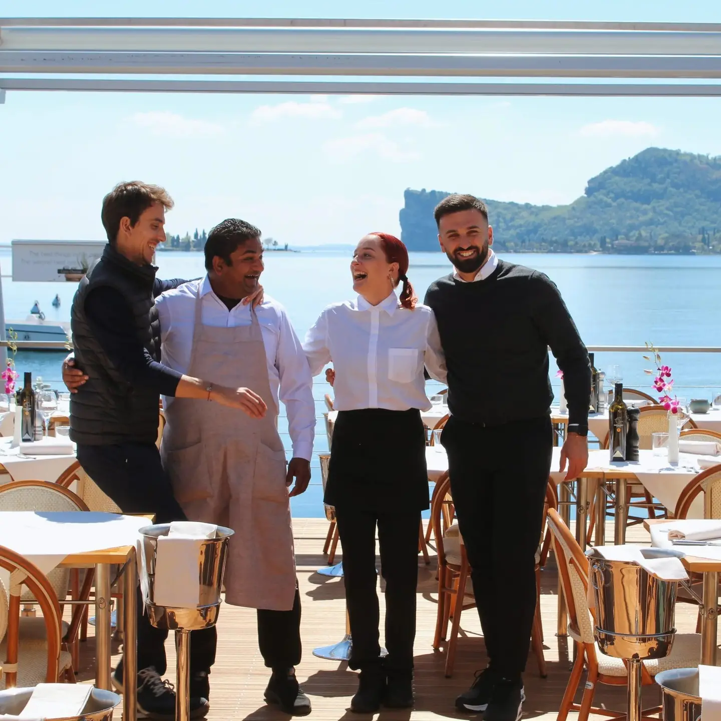 Lo staff del ristorante sulla terrazza