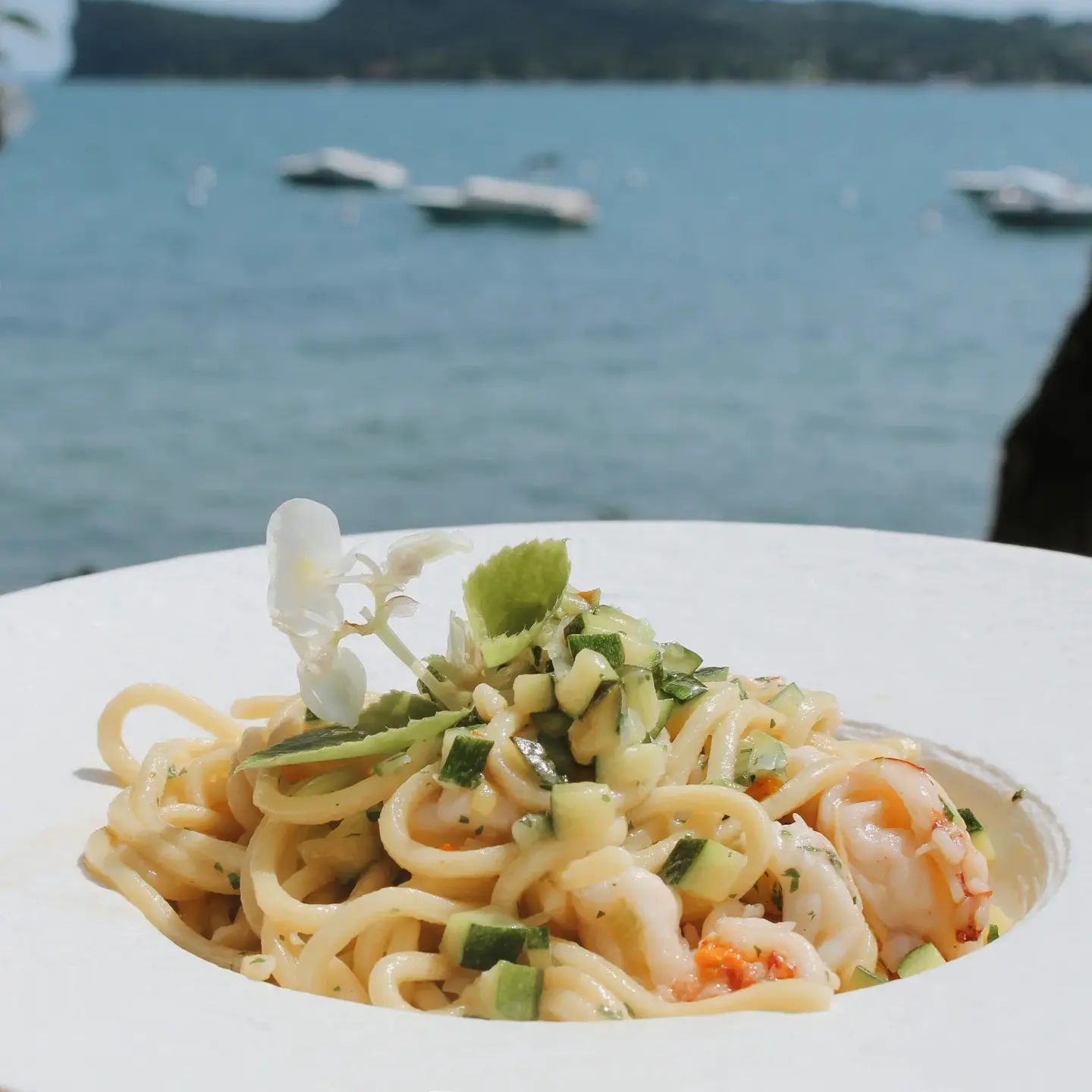 Spaghetti con gamberi e dadini di verdure