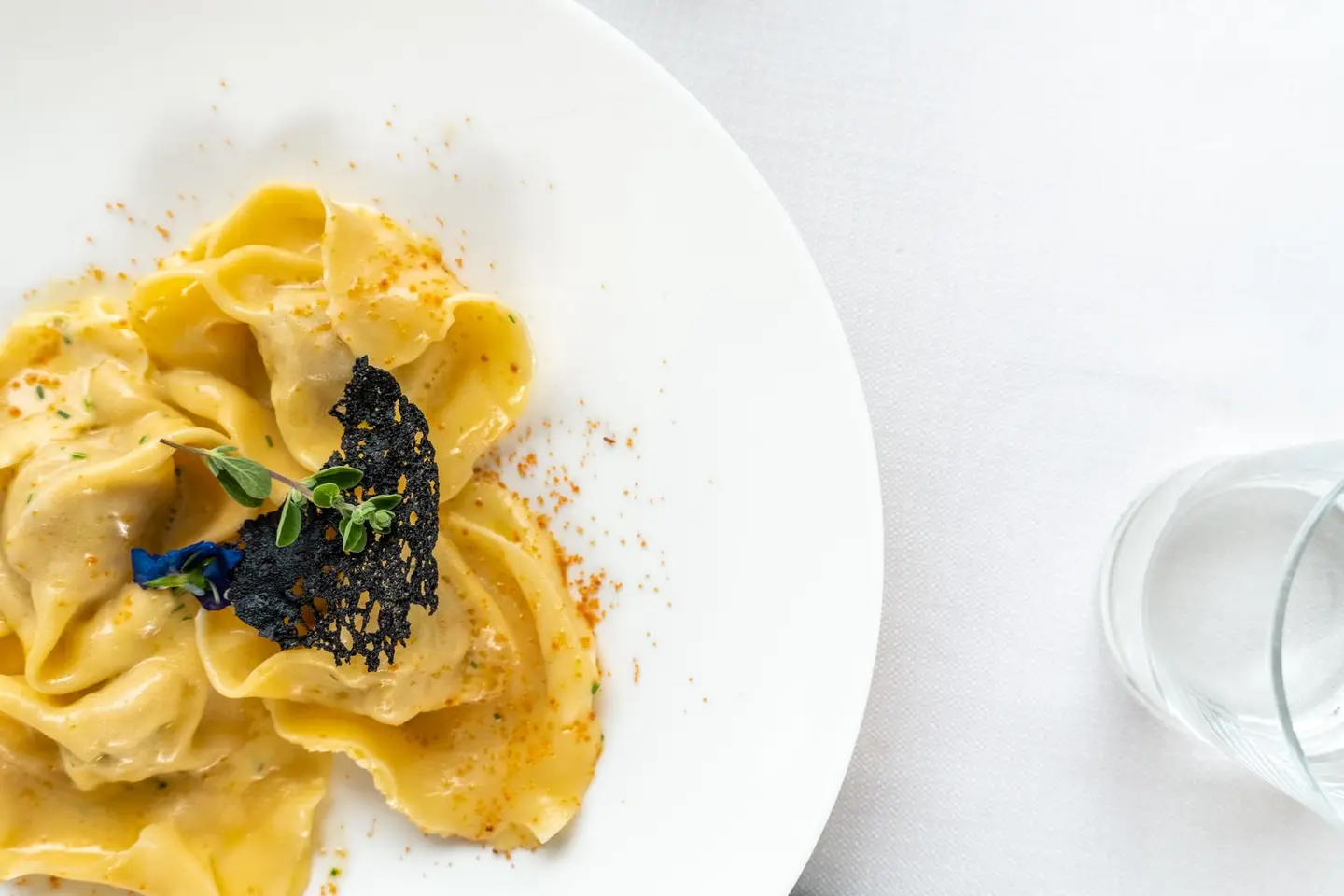 Ravioli di pasta fresca, visti dall'alto