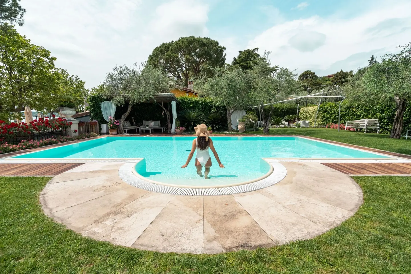 La piscina nel giardino dell'Hotel Sogno, fra ulivi, pini e rose