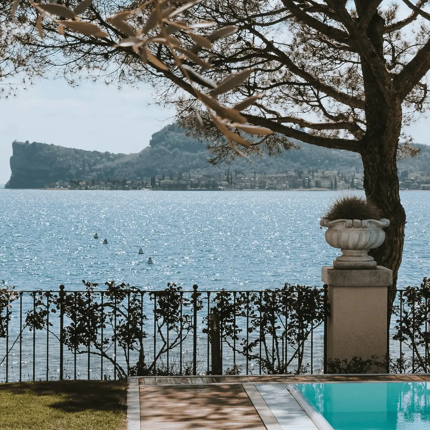 La piscina e il giardino davanti al lago e alla Rocca di Manerba