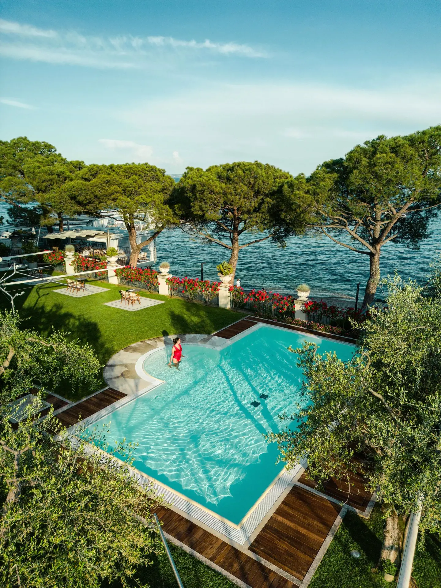 Veduta aerea del giardino e della piscina