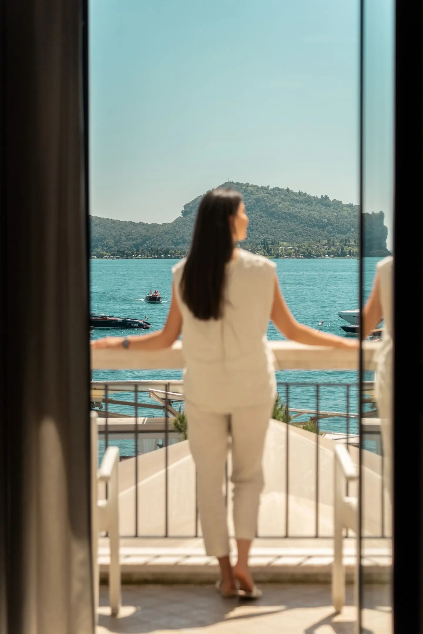 Ospite sul balcone con vista sul lago
