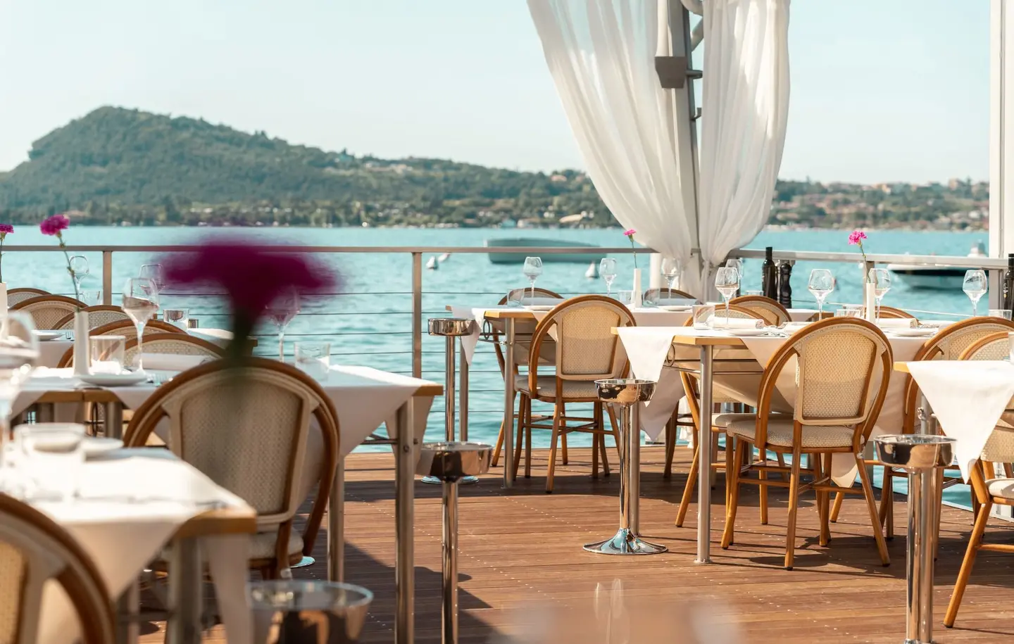 La terrazza del ristorante apparecchiata sul lago