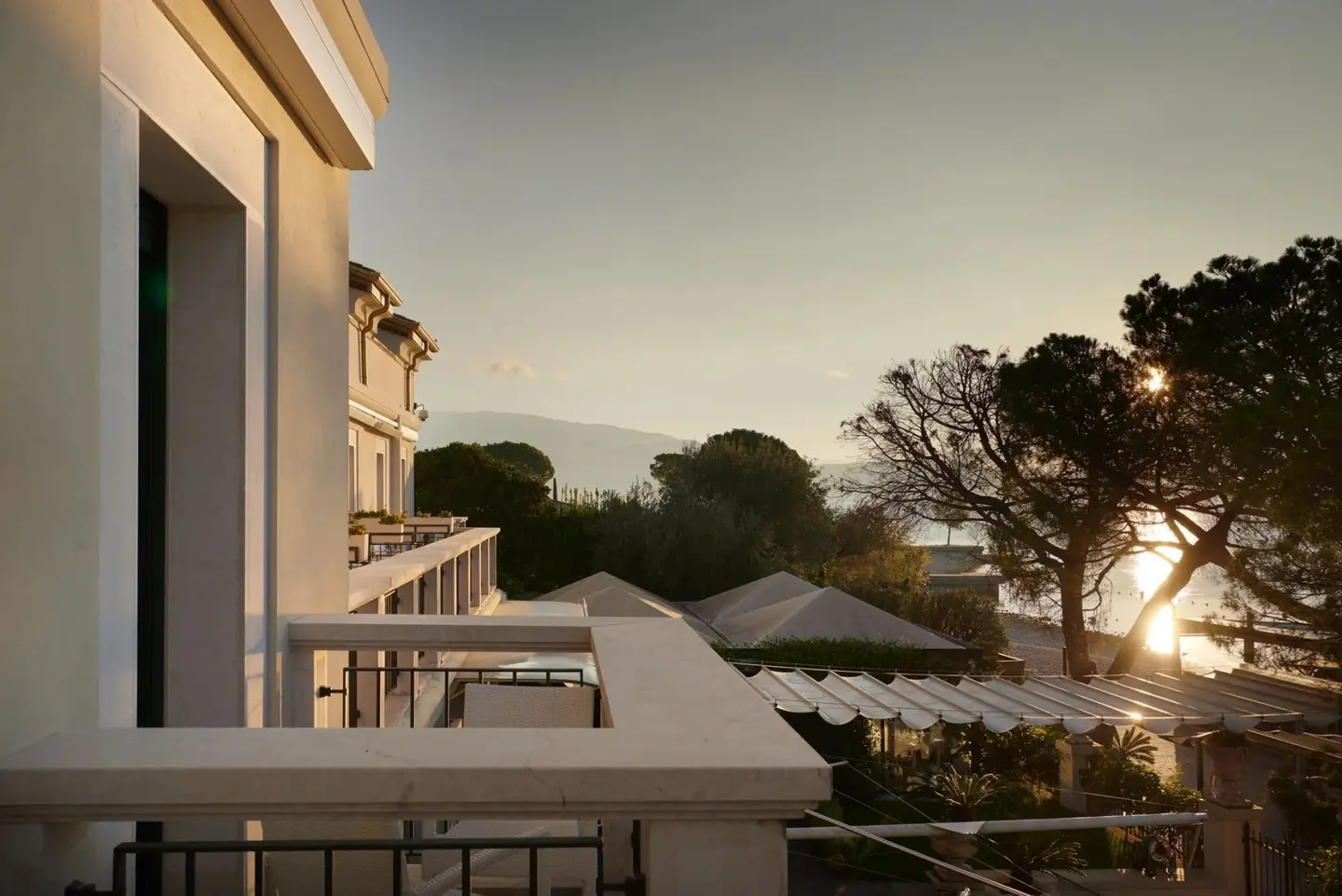 Balconi dell'hotel al tramonto