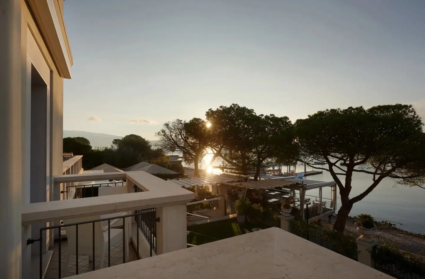 Balconi dell'hotel fra i pini al tramonto
