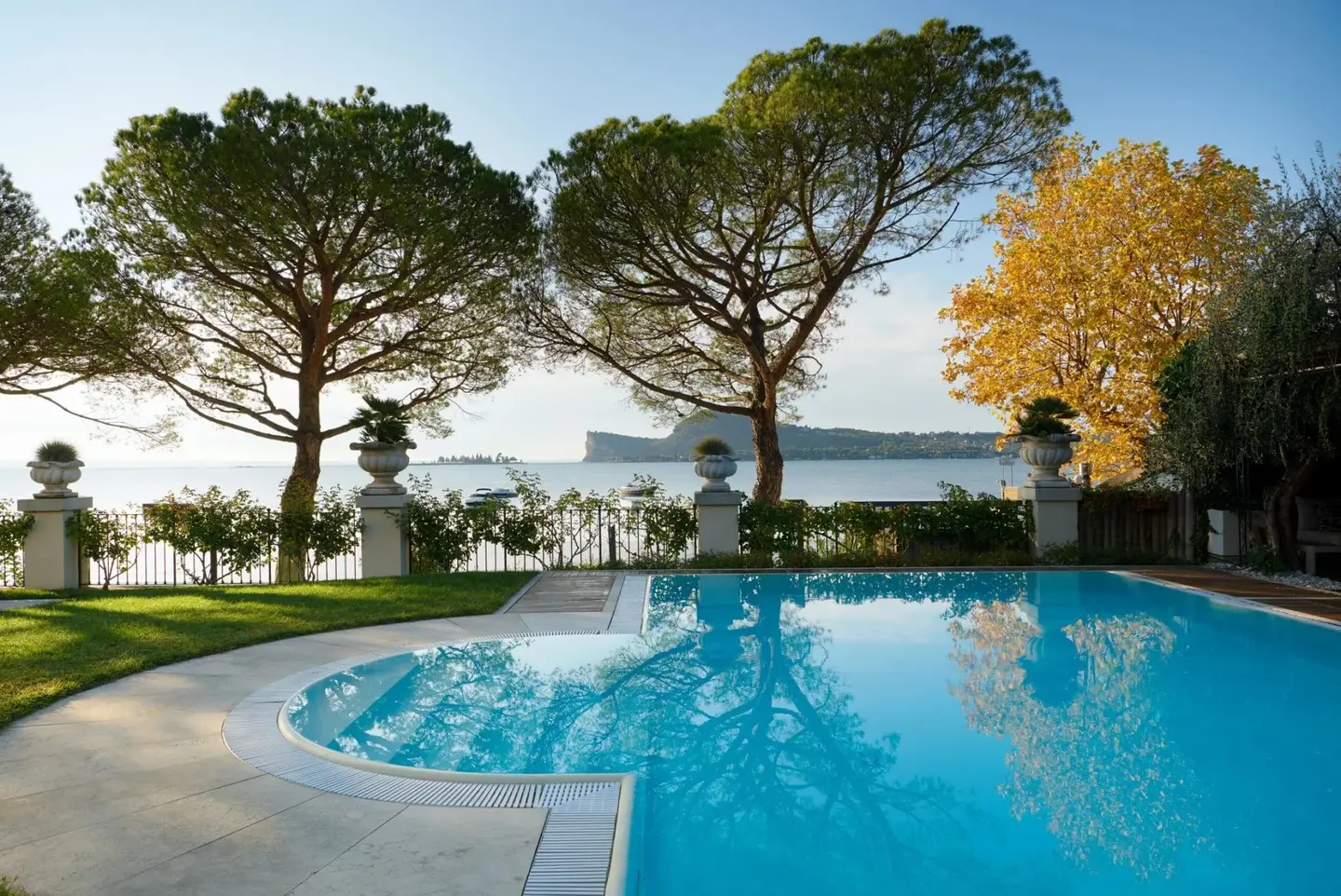 La piscina fra i pini con il lago sullo sfondo