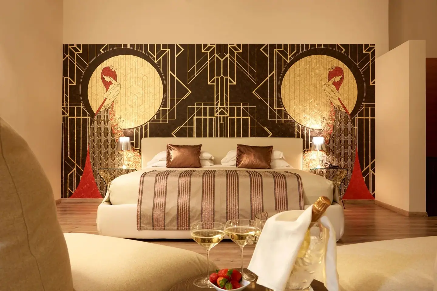 Suite con carta da parati a pavoni e letto matrimoniale