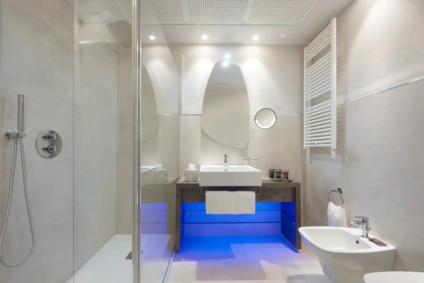 Bagno con doccia e specchio retroilluminato
