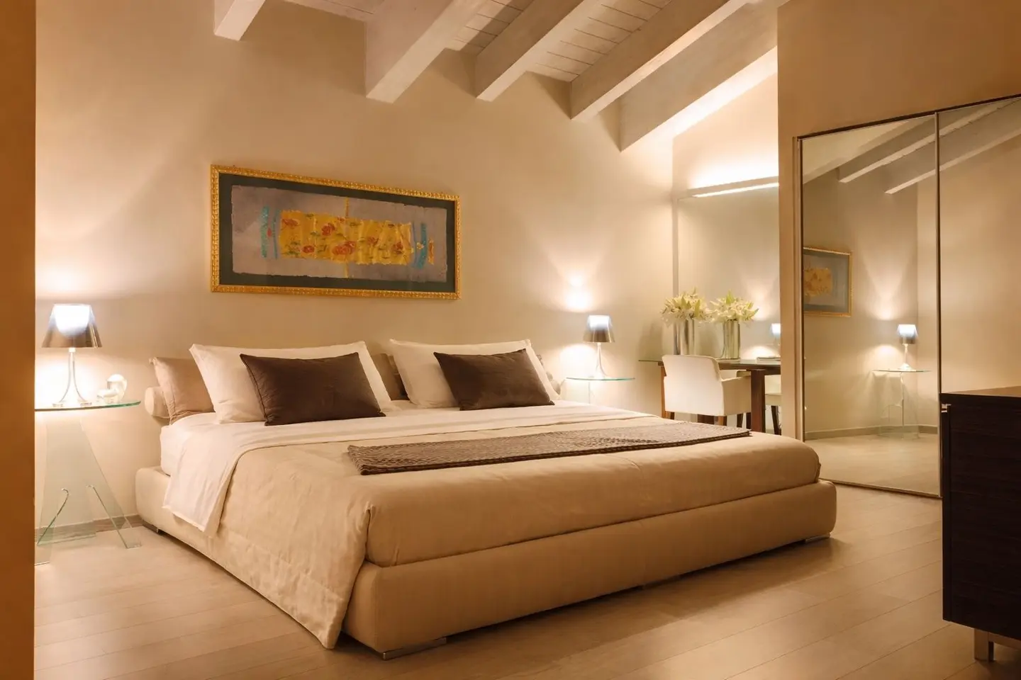 La camera della Suite Acqua, con il soffitto a travi chiare