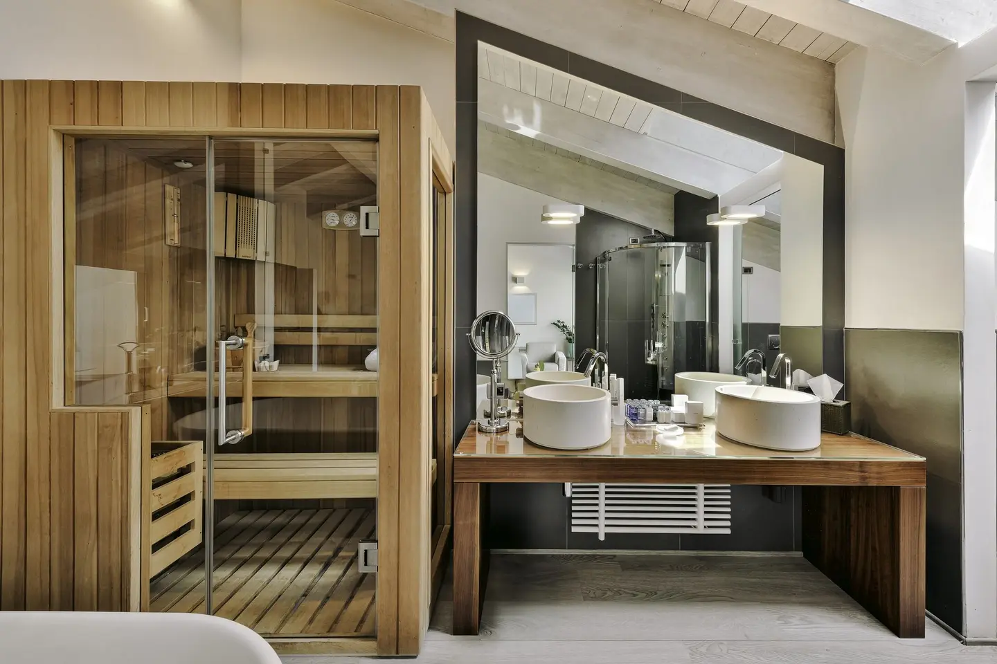 Il bagno di una suite, con la sauna privata e il doppio lavabo