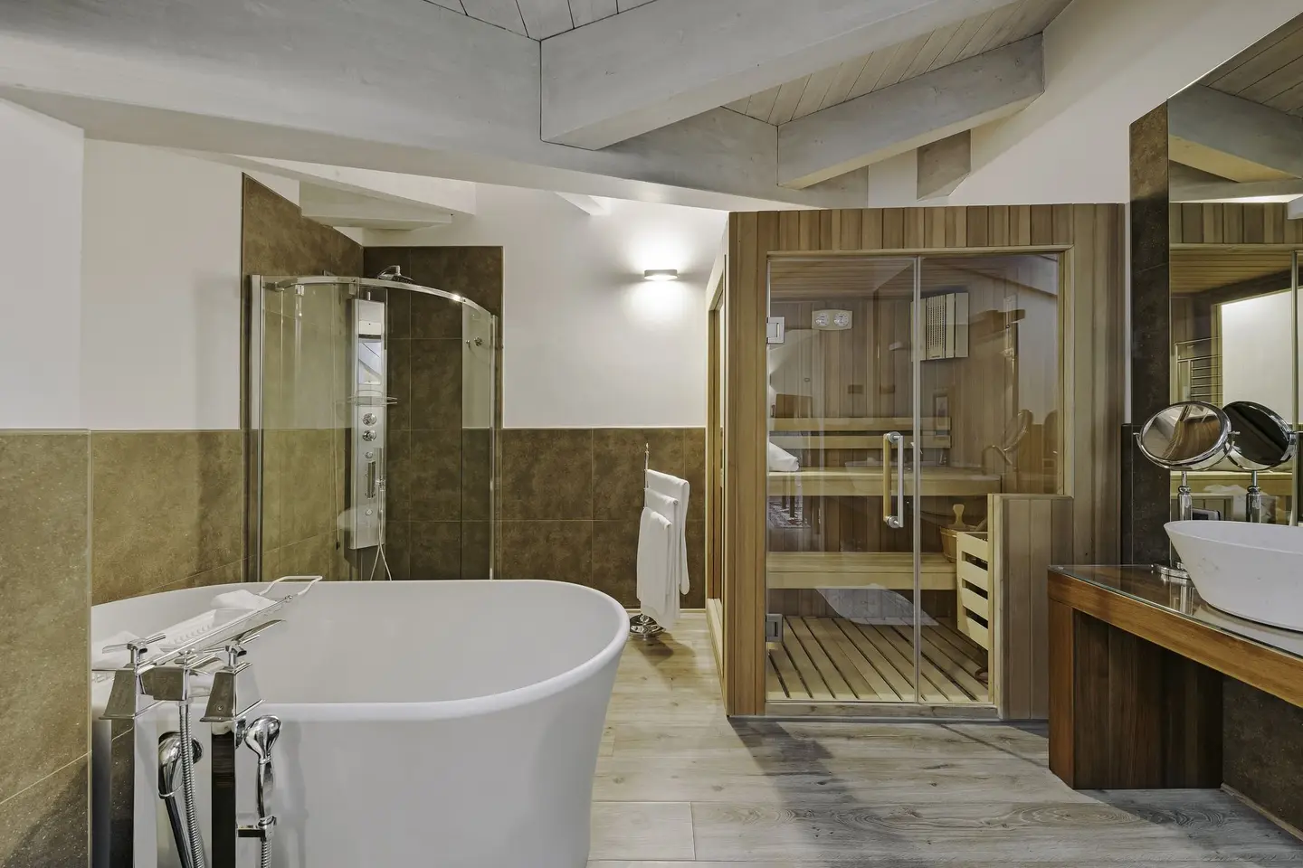 Il bagno di una suite con la vasca, la sauna e la doccia