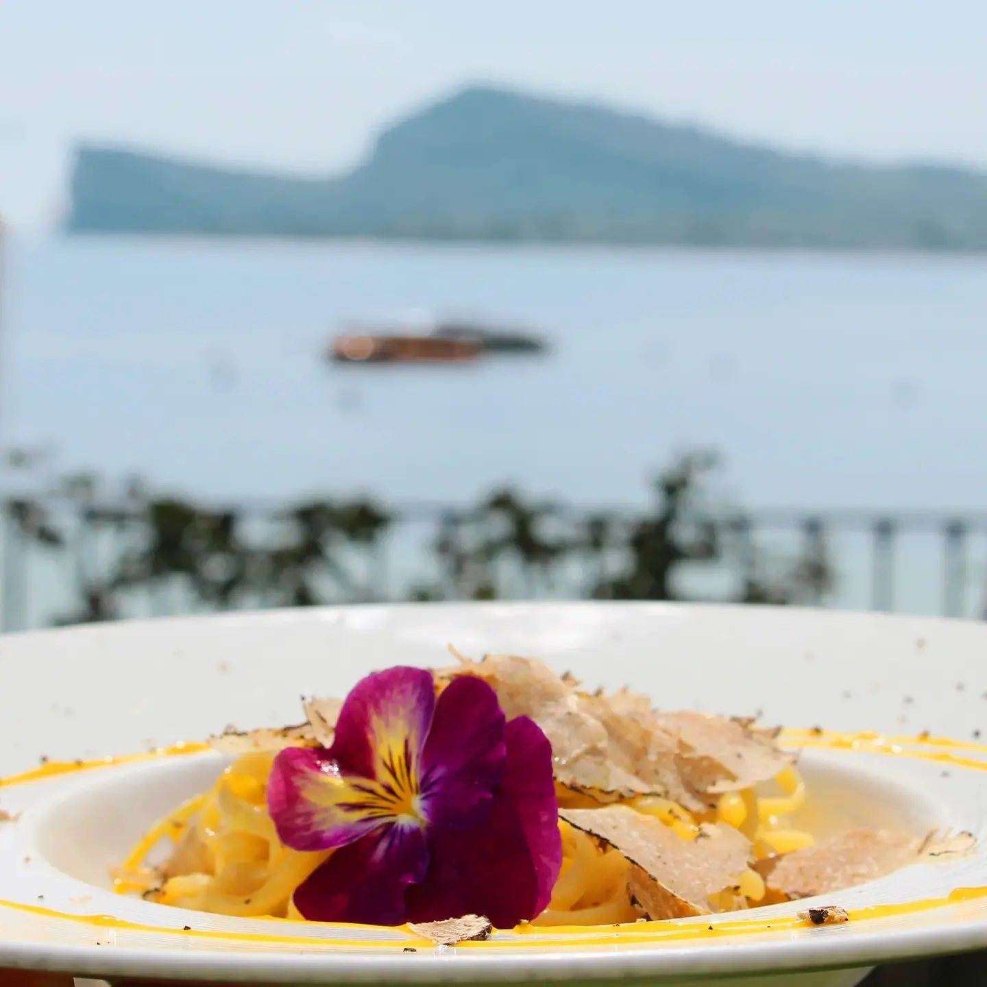 Tagliolini con tartufo e un fiore, davanti al lago