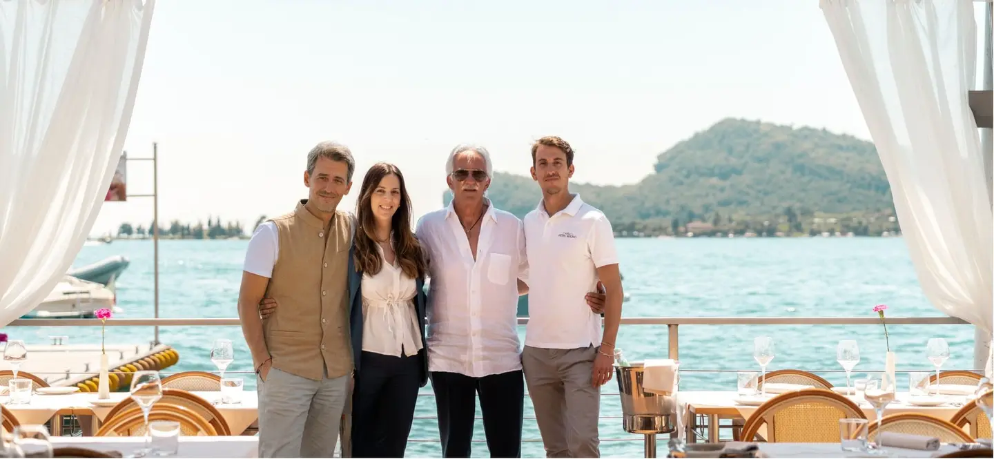 La famiglia che gestisce l'Hotel Sogno, sulla terrazza del ristorante davanti al lago